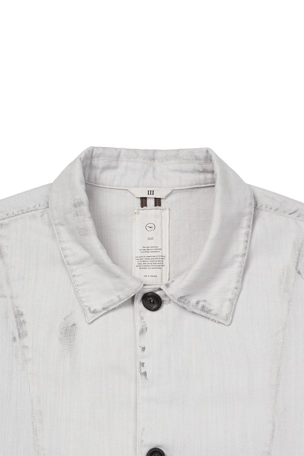 빈티지 워크 재킷은 남녀 모두 착용 가능한 젠더리스 스타일의 아우터입니다. 아이보리, 베이지 두 가지 색상으로 출시되었으며, 봄, 가을에 어울리는 보통 두께감의 면 소재로 제작되었습니다. 레귤러 기장에 루즈핏으로 편안한 착용감을 선사하며, 넓은 칼라와 아웃포켓, 버튼 여밈 디테일이 특징입니다. 오일 더티 브러쉬 가공 및 디스 가공을 더해 빈티지 워크웨어 무드를 강조했으며, 출근룩과 데이트룩 등 다양한 TPO에 활용 가능합니다.
