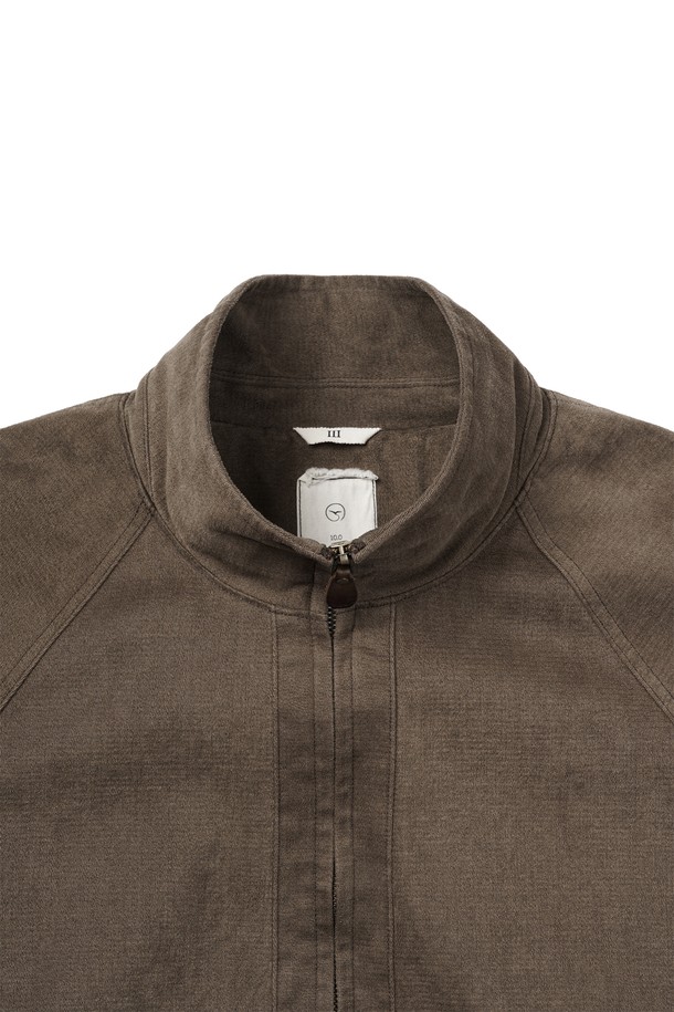 미니멀하고 세련된 남성용 크롭 하이넥 블루종입니다. 부드러운 면 소재로 제작되어 편안한 착용감을 선사하며, 봄, 가을 간절기에 적합합니다. 하이넥 칼라와 YKK 엔틱 골드 지퍼, 리얼 가죽 지퍼 풀러 디테일이 고급스러운 무드를 더합니다. 가먼트 워싱 처리로 자연스러운 멋을 살렸으며, 큐프라, 폴리에스터, 면 혼방 안감으로 활동성을 높였습니다. 데이트룩, 출근룩, 모임룩 등 다양한 TPO에 활용 가능한 레귤러핏 블루종입니다.
