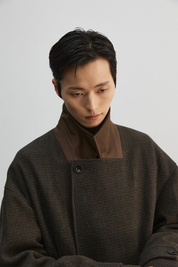 올리브와 오렌지 컬러의 맥시 체크 코트입니다. 울과 폴리에스터 혼방 소재로 제작되어 부드러운 촉감과 두꺼운 두께감을 자랑하며, 가을과 겨울에 따뜻하게 착용할 수 있습니다. 더블 버튼, 오버핏 디자인으로 클래식하면서도 모던한 스타일을 연출하며, 헤링본 체크 패턴이 세련된 느낌을 더합니다. 스탠드업 칼라, 너트 단추, 스웨이드 터치 배색 디테일이 돋보이는 더블 코트로, 출근룩, 모임룩, 데이트룩 등 다양한 TPO에 활용 가능하며, 미니멀, 시크 스타일을 즐기는 남성분들께 추천합니다. 안감은 폴리에스터와 큐프라로 마감되었습니다.
