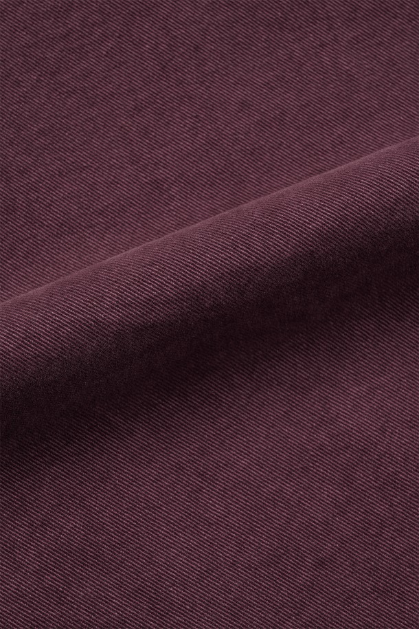 부드러운 면 소재에 톤 다운된 퍼플 컬러가 매력적인 "문 자" 팬츠입니다. 동양적인 무드와 빈티지한 감성을 동시에 느낄 수 있으며, 사계절 내내 활용하기 좋습니다. 벌룬핏 루즈핏 디자인에 크롭 기장으로 트렌디함을 더했고, 피그먼트 염색과 바이오 워싱 가공, 2차 가먼트 워싱을 거쳐 자연스러운 멋을 살렸습니다. 밴딩 이밴드와 소뿔 단추, YKK 나일론 양면지퍼 디테일로 편안함과 퀄리티를 높였으며, 산책룩이나 집콕룩, 캐주얼 및 미니멀 스타일 모두 소화 가능합니다. 도톰한 두께감과 부드러운 촉감으로 편안하게 착용할 수 있습니다.
