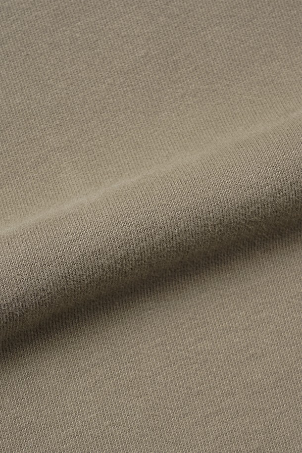 부드러운 벨벳 터치감과 컷오프 디테일이 돋보이는 "벨베티 컷 오프 롱 슬리브"입니다. 면 소재로 제작되어 사계절 내내 편안하게 착용 가능하며, 라운드넥과 레귤러핏으로 미니멀하고 베이직한 스타일을 연출합니다. 가먼트 워싱 처리로 자연스러운 멋을 더했으며, 어깨 제감 바인딩과 체인스티치 마감으로 튼튼하게 제작되었습니다. 출근룩이나 모임룩 등 다양한 TPO에 활용 가능하며, 미니멀, 클래식, 캐주얼 스타일을 즐겨 입는 분들께 추천합니다. 색상은 브라운입니다.
