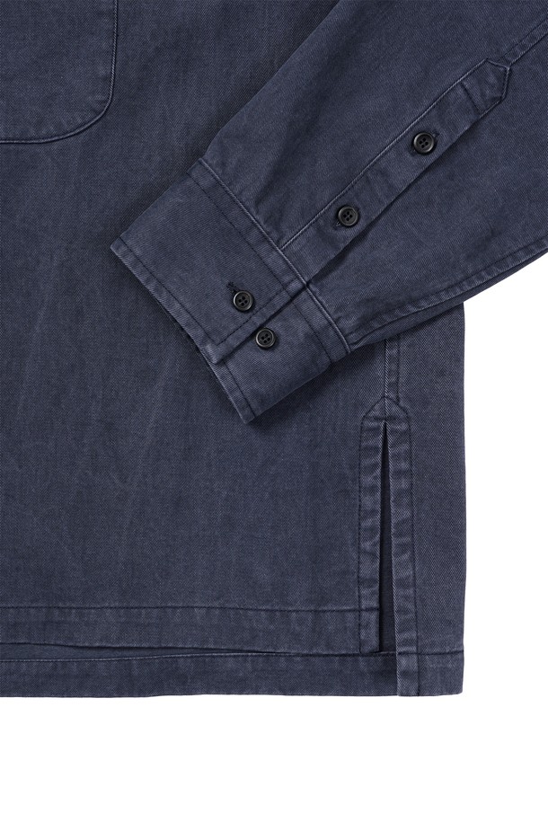 네이비 컬러의 도트 패턴이 돋보이는 젠더리스 풀오버 셔츠입니다. 봄, 가을에 어울리는 두꺼운 면 소재로 제작되어 뻣뻣한 촉감이 특징이며, 튜닉 형태와 크롭 기장으로 레이어드 스타일을 연출하기 좋습니다. 앞 중심 깊게 파인 디자인과 기모 처리, 피그먼트 워싱으로 빈티지한 멋을 더했습니다. 캐주얼, 클래식, 미니멀 스타일을 즐겨 입는 분들께 출근룩으로 추천하는 아이템입니다. 단추 없이 편안하게 착용할 수 있습니다.
