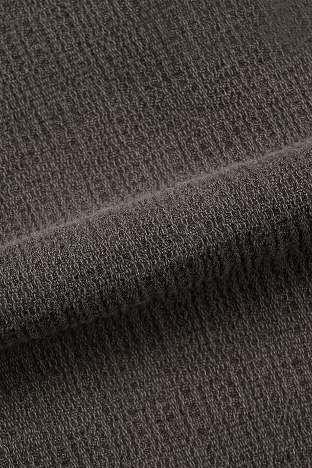 가을, 데이트룩을 위한 빈티지 무드의 다잉 플라워 셔츠입니다. 차이나칼라와 레귤러핏으로 클래식, 캐주얼, 레트로 스타일을 모두 소화합니다. 면 소재에 도톰한 두께감으로 제작되었으며, 가먼트 피그먼트 다잉 처리와 바이오 워싱을 통해 독특한 촉감을 선사합니다. 플라워 패턴과 컷오프, 올풀림 디테일이 돋보이며, 너트 단추를 사용하여 빈티지한 멋을 더했습니다. 긴 소매 기장의 레귤러핏 셔츠로, 어떤 하의와도 멋스럽게 어울립니다.
