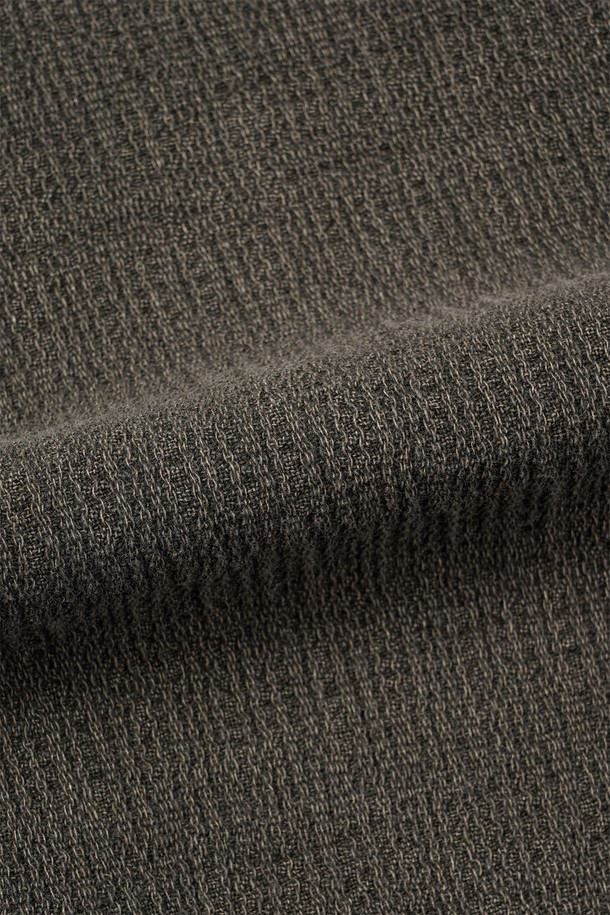 빈티지 무드의 다잉 플라워 셔츠입니다. 오프화이트 컬러 바탕에 플라워 패턴이 돋보이며, 가을에 어울리는 도톰한 두께감으로 제작되었습니다. 가먼트 피그먼트 다잉 처리와 바이오 워싱을 통해 독특한 촉감을 선사하며, 컷오프 및 올풀림 디테일로 유니크한 멋을 더했습니다. 레귤러핏으로 제작되어 편안하며, 너트 단추와 셔츠칼라 디자인으로 클래식하면서도 레트로한 스타일을 연출합니다. 데이트룩, 모임룩, 여행룩 등 다양한 TPO에 활용할 수 있는 캐주얼 셔츠입니다.
