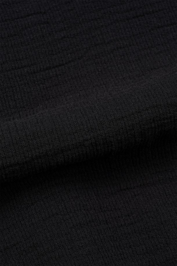 부드러운 면 소재의 거즈 이중직으로 제작되어 편안한 착용감을 선사하는 롱 셔츠입니다. 미니멀한 무드를 연출하며, 봄, 여름, 가을 세 계절 모두 활용 가능합니다. 차이나 칼라와 히든 버튼 여밈, 롱 기장으로 세련된 핏을 완성합니다. 불규칙 컷오프 마감과 레이어드 스타일, 스트링 여밈 디테일이 돋보입니다. 데이트룩, 모임룩 등 다양한 TPO에 미니멀, 클래식, 캐주얼 스타일로 연출하기 좋습니다.
