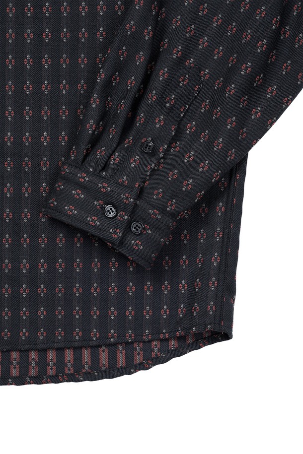 울 자카드 셔츠는 클래식하고 베이직한 스타일을 추구하는 남성들을 위한 겨울철 필수 아이템입니다. 블랙과 차콜 두 가지 색상으로 출시되었으며, 울 100% 소재로 제작되어 포근한 촉감을 선사합니다. 가먼트 워싱 처리를 통해 수축률을 안정화했으며, 슬릿 체스트 포켓과 볼펜꽂이 기능을 더하여 실용성을 높였습니다. 스탠다드핏 또는 루즈핏으로, 비즈니스 캐주얼, 출근룩, 모임룩 등 다양한 TPO에 활용 가능합니다. 자카드 플라워 패턴과 칼라 디자인이 돋보이는 긴 소매 셔츠로, 미니멀하고 시크한 스타일을 완성해보세요.
