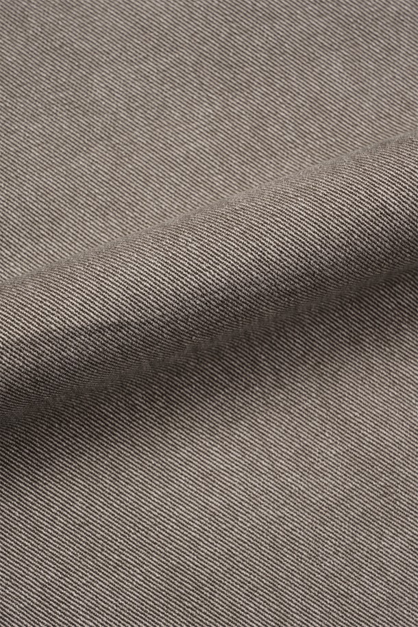 부드러운 면 소재에 도톰한 두께감으로 제작된 남성용 "문 자" 팬츠입니다. 그레이 컬러의 무지 디자인으로 미니멀하고 모던한 스타일을 연출하며, 편안한 루즈핏과 와이드, 벌룬핏의 조화로 트렌디함을 더했습니다. 피그먼트 염색, 바이오 워싱 가공, 2차 가먼트 워싱을 거쳐 빈티지한 매력을 살렸으며, 부드러운 촉감으로 편안한 착용감을 선사합니다. 소뿔 단추와 YKK 나일론 지퍼, 크롭 기장으로 디테일을 더해 산책룩, 집콕룩, 캐주얼, 클래식 등 다채로운 스타일링을 완성할 수 있습니다.
