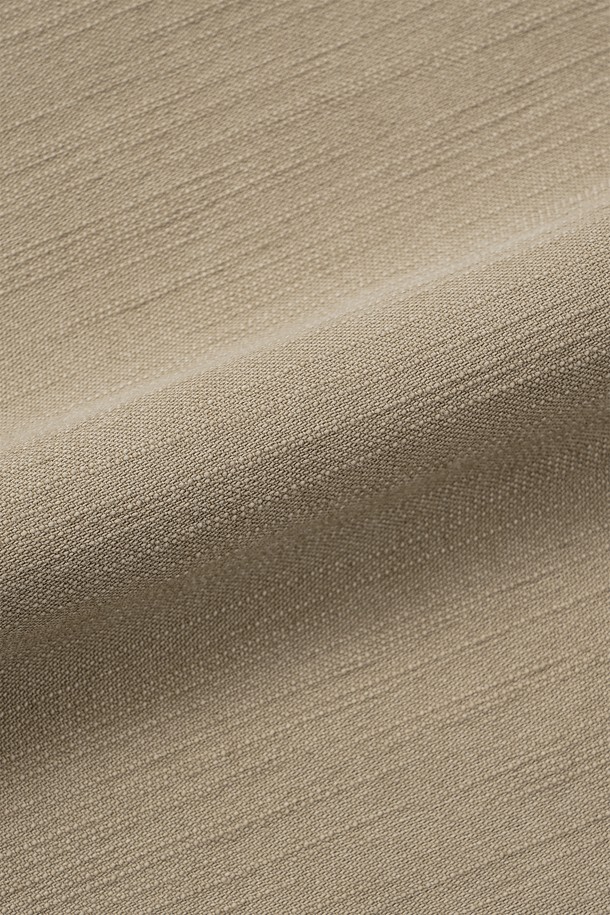 부드러운 면 소재의 슬럽 플리츠 벨티드 팬츠입니다. 빈티지하고 캐주얼한 스타일을 연출하기 좋으며, 봄, 가을에 착용하기 적합합니다. 루즈핏 와이드 레그 디자인으로 편안한 착용감을 선사하며, 벨트가 포함되어 있어 허리 라인을 잡아줍니다. 6개의 단추 디테일과 YKK 스냅 여밈, 가먼트 워싱 처리를 통해 완성도를 높였습니다. 베이지 컬러의 긴바지로, 일상생활에서 폭넓게 활용할 수 있습니다.
