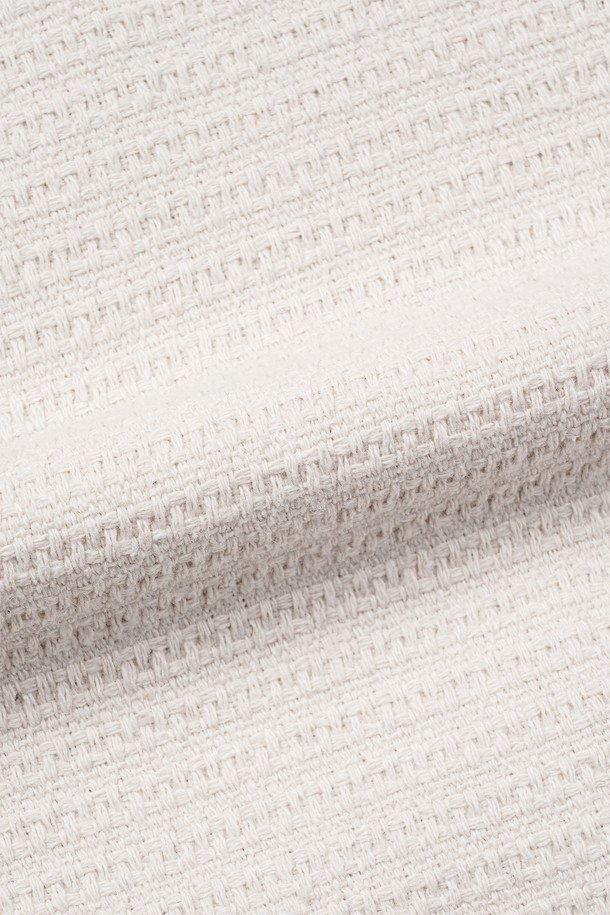 베이지 컬러의 카라리스 트위드 가디건입니다. 울과 폴리에스테르 혼방 소재로 제작되어 포근한 촉감과 두꺼운 두께감을 자랑하며, 간절기에 입기 좋습니다. 뒷목 중심 부분의 각도를 높여 편안함을 더했으며, 구김이 적어 관리가 용이합니다. 오픈형 디자인과 레귤러핏으로 모던하고 미니멀한 스타일을 연출하며, 다양한 이너와 레이어드하여 데이트룩, 모임룩, 클래식, 미니멀, 캐주얼 등 폭넓은 스타일을 소화할 수 있습니다. 기계 세탁이 가능하여 실용적입니다.
