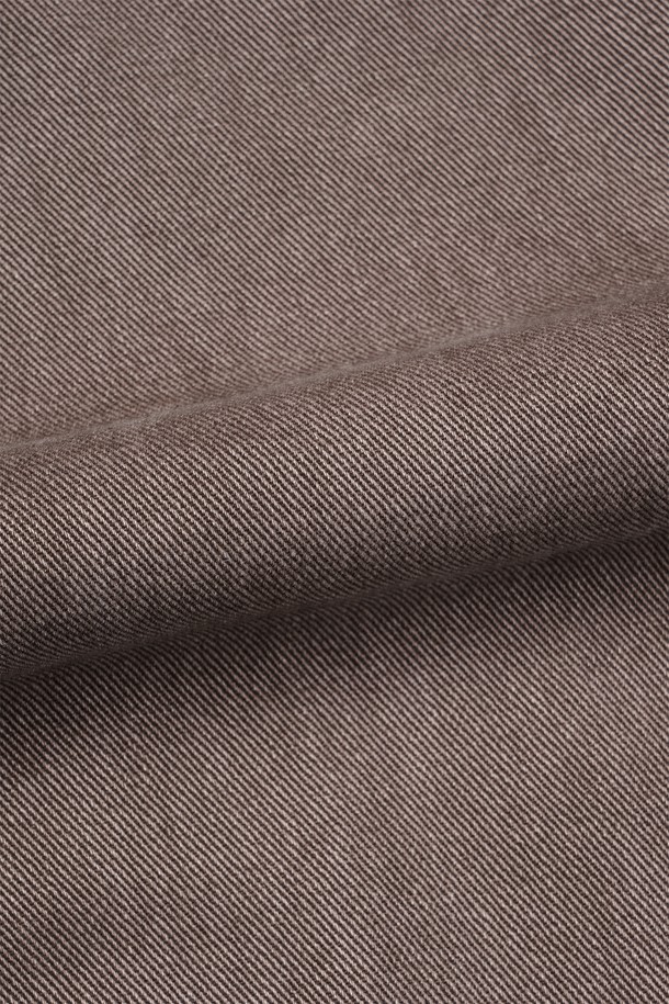 빈티지 컷 오프 블레이저는 남성용으로, 봄, 가을에 어울리는 루즈핏의 크롭 블레이저입니다. 부드러운 면 소재에 도톰한 두께감으로 제작되었으며, 그레이 컬러에 무지 패턴으로 캐주얼하고 클래식한 스타일을 연출합니다. 컷 오프 디테일, 가먼트 워싱, 피그먼트 염색, 스탠드업 칼라 등의 특징을 갖추고 있으며, 싱글 버튼 여밈 방식과 긴 소매 기장으로 디자인되었습니다. 출근룩과 비즈니스 캐주얼에 활용하기 좋으며, 미니멀한 스타일을 선호하는 분들께 추천합니다.
