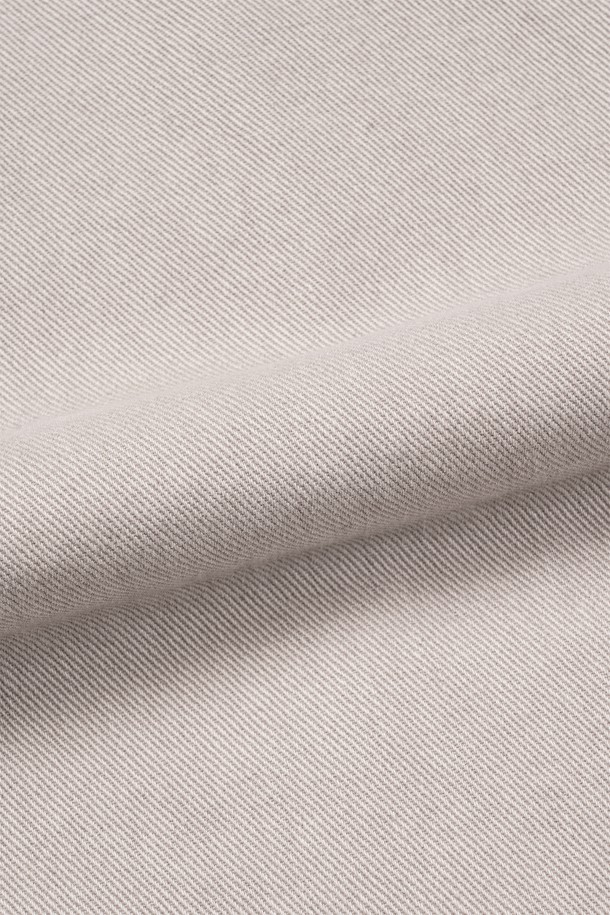 빈티지 컷 오프 블레이저는 남성용 아우터로, 봄, 가을에 착용하기 좋습니다. 베이지와 그레이 두 가지 색상으로 출시되었으며, 컷 오프 디테일과 가먼트 워싱, 피그먼트 염색 기법이 빈티지한 무드를 더합니다. 스탠드업 칼라와 패드리스 디자인으로 편안한 착용감을 선사하며, 루즈핏과 싱글 버튼 여밈으로 캐주얼하고 클래식한 스타일을 연출합니다. 면 소재의 도톰한 두께감과 부드러운 촉감, 긴 소매 기장이 특징이며, 출근룩과 비즈니스 캐주얼에 활용하기 좋습니다.
