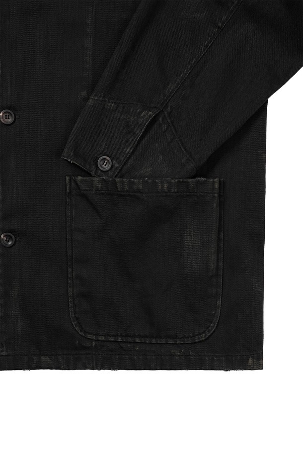 블랙 컬러의 빈티지 워크 재킷입니다. 면 소재에 보통 두께감으로 봄, 가을에 착용하기 좋습니다. 루즈핏으로 편안한 착용감을 선사하며, 넓은 칼라와 아웃포켓, 버튼 여밈 디테일이 특징입니다. 젠더리스 스타일로 남녀 모두 착용 가능하며, 오일 더티 브러쉬 가공과 디스 가공으로 빈티지한 무드를 더했습니다. 출근룩, 모임룩 등 캐주얼, 클래식, 워크웨어 스타일을 즐겨 입는 분들께 추천합니다.
