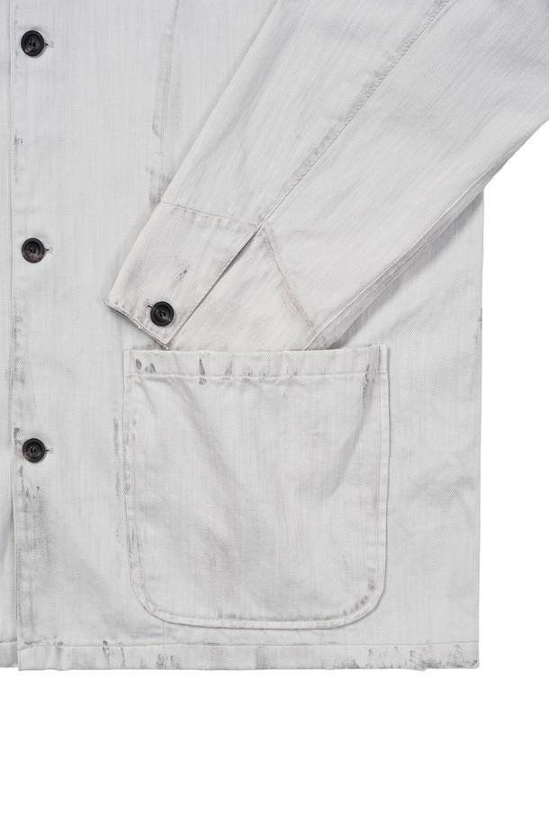 빈티지 워크 재킷은 남녀 모두 착용 가능한 젠더리스 스타일의 아우터입니다. 아이보리, 베이지 두 가지 색상으로 출시되었으며, 봄, 가을에 어울리는 보통 두께감의 면 소재로 제작되었습니다. 레귤러 기장에 루즈핏으로 편안한 착용감을 선사하며, 넓은 칼라와 아웃포켓, 버튼 여밈 디테일이 특징입니다. 오일 더티 브러쉬 가공 및 디스 가공을 더해 빈티지 워크웨어 무드를 강조했으며, 출근룩과 데이트룩 등 다양한 TPO에 활용 가능합니다.
