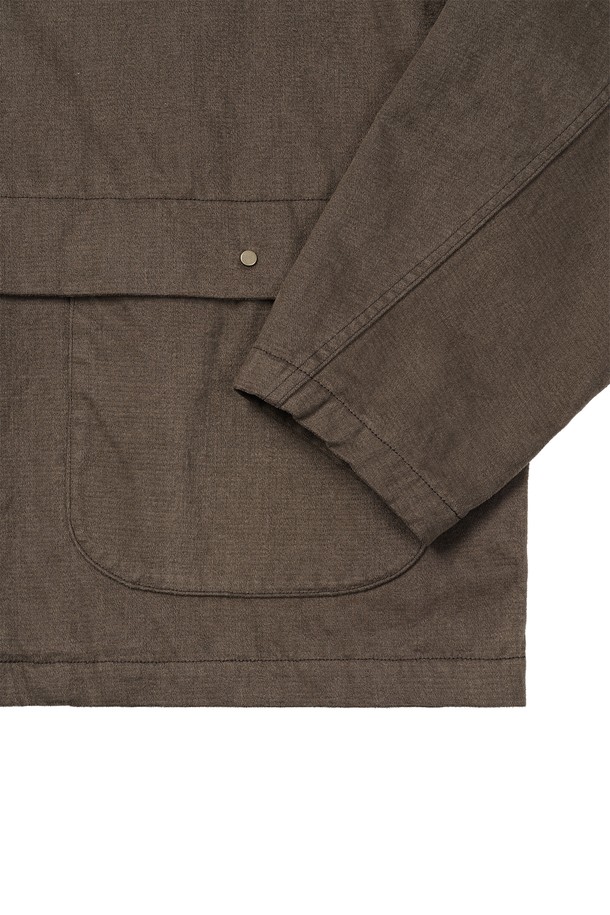 미니멀하고 세련된 남성용 크롭 하이넥 블루종입니다. 부드러운 면 소재로 제작되어 편안한 착용감을 선사하며, 봄, 가을 간절기에 적합합니다. 하이넥 칼라와 YKK 엔틱 골드 지퍼, 리얼 가죽 지퍼 풀러 디테일이 고급스러운 무드를 더합니다. 가먼트 워싱 처리로 자연스러운 멋을 살렸으며, 큐프라, 폴리에스터, 면 혼방 안감으로 활동성을 높였습니다. 데이트룩, 출근룩, 모임룩 등 다양한 TPO에 활용 가능한 레귤러핏 블루종입니다.
