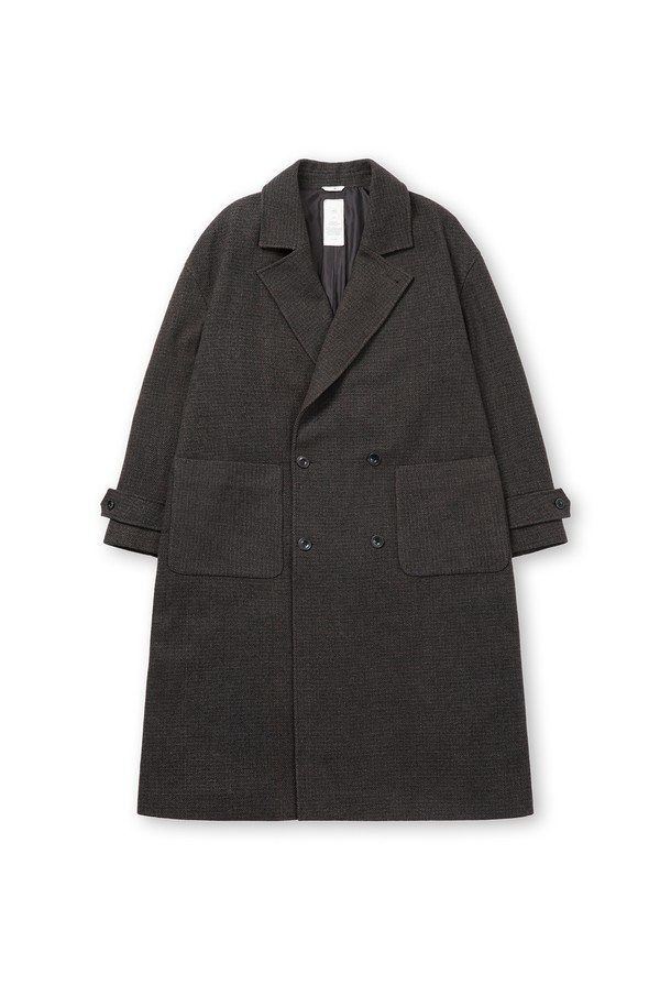 올리브와 오렌지 컬러의 맥시 체크 코트입니다. 울과 폴리에스터 혼방 소재로 제작되어 부드러운 촉감과 두꺼운 두께감을 자랑하며, 가을과 겨울에 따뜻하게 착용할 수 있습니다. 더블 버튼, 오버핏 디자인으로 클래식하면서도 모던한 스타일을 연출하며, 헤링본 체크 패턴이 세련된 느낌을 더합니다. 스탠드업 칼라, 너트 단추, 스웨이드 터치 배색 디테일이 돋보이는 더블 코트로, 출근룩, 모임룩, 데이트룩 등 다양한 TPO에 활용 가능하며, 미니멀, 시크 스타일을 즐기는 남성분들께 추천합니다. 안감은 폴리에스터와 큐프라로 마감되었습니다.
