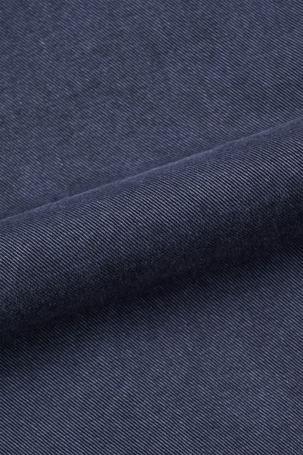 네이비 컬러의 도트 패턴이 돋보이는 젠더리스 풀오버 셔츠입니다. 봄, 가을에 어울리는 두꺼운 면 소재로 제작되어 뻣뻣한 촉감이 특징이며, 튜닉 형태와 크롭 기장으로 레이어드 스타일을 연출하기 좋습니다. 앞 중심 깊게 파인 디자인과 기모 처리, 피그먼트 워싱으로 빈티지한 멋을 더했습니다. 캐주얼, 클래식, 미니멀 스타일을 즐겨 입는 분들께 출근룩으로 추천하는 아이템입니다. 단추 없이 편안하게 착용할 수 있습니다.
