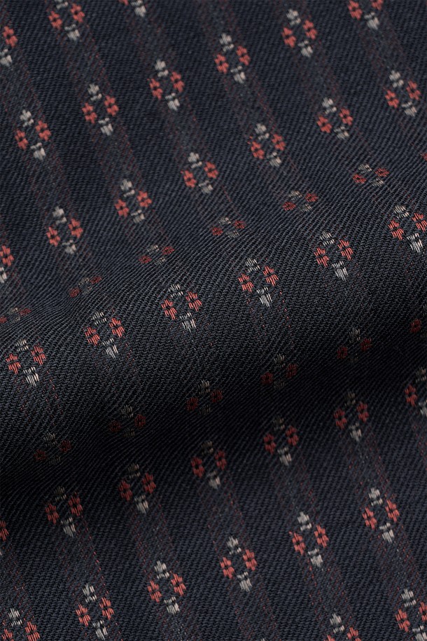 울 자카드 셔츠는 클래식하고 베이직한 스타일을 추구하는 남성들을 위한 겨울철 필수 아이템입니다. 블랙과 차콜 두 가지 색상으로 출시되었으며, 울 100% 소재로 제작되어 포근한 촉감을 선사합니다. 가먼트 워싱 처리를 통해 수축률을 안정화했으며, 슬릿 체스트 포켓과 볼펜꽂이 기능을 더하여 실용성을 높였습니다. 스탠다드핏 또는 루즈핏으로, 비즈니스 캐주얼, 출근룩, 모임룩 등 다양한 TPO에 활용 가능합니다. 자카드 플라워 패턴과 칼라 디자인이 돋보이는 긴 소매 셔츠로, 미니멀하고 시크한 스타일을 완성해보세요.
