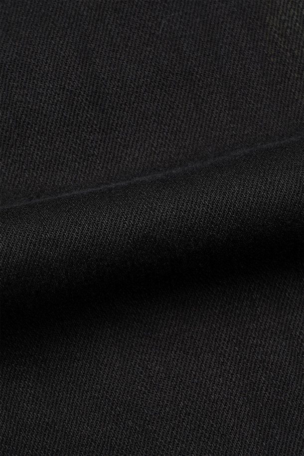 블랙 컬러의 빈티지 워크 재킷입니다. 면 소재에 보통 두께감으로 봄, 가을에 착용하기 좋습니다. 루즈핏으로 편안한 착용감을 선사하며, 넓은 칼라와 아웃포켓, 버튼 여밈 디테일이 특징입니다. 젠더리스 스타일로 남녀 모두 착용 가능하며, 오일 더티 브러쉬 가공과 디스 가공으로 빈티지한 무드를 더했습니다. 출근룩, 모임룩 등 캐주얼, 클래식, 워크웨어 스타일을 즐겨 입는 분들께 추천합니다.
