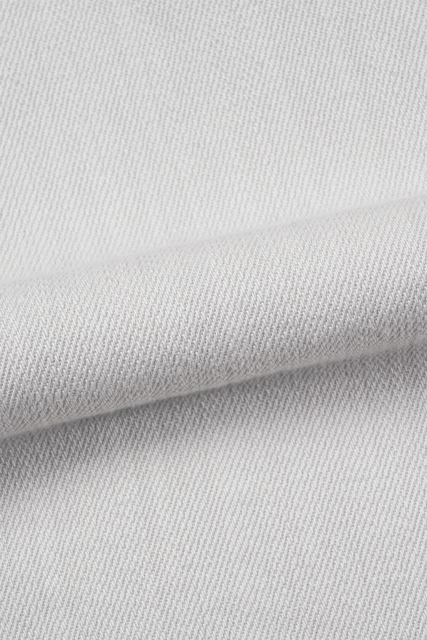 빈티지 워크 재킷은 남녀 모두 착용 가능한 젠더리스 스타일의 아우터입니다. 아이보리, 베이지 두 가지 색상으로 출시되었으며, 봄, 가을에 어울리는 보통 두께감의 면 소재로 제작되었습니다. 레귤러 기장에 루즈핏으로 편안한 착용감을 선사하며, 넓은 칼라와 아웃포켓, 버튼 여밈 디테일이 특징입니다. 오일 더티 브러쉬 가공 및 디스 가공을 더해 빈티지 워크웨어 무드를 강조했으며, 출근룩과 데이트룩 등 다양한 TPO에 활용 가능합니다.
