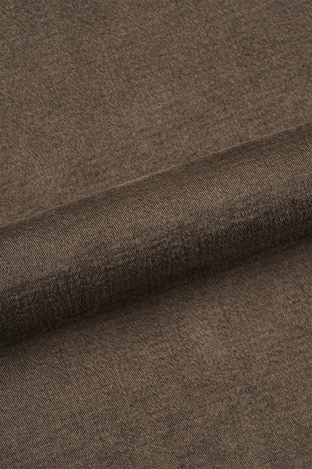 미니멀하고 세련된 남성용 크롭 하이넥 블루종입니다. 부드러운 면 소재로 제작되어 편안한 착용감을 선사하며, 봄, 가을 간절기에 적합합니다. 하이넥 칼라와 YKK 엔틱 골드 지퍼, 리얼 가죽 지퍼 풀러 디테일이 고급스러운 무드를 더합니다. 가먼트 워싱 처리로 자연스러운 멋을 살렸으며, 큐프라, 폴리에스터, 면 혼방 안감으로 활동성을 높였습니다. 데이트룩, 출근룩, 모임룩 등 다양한 TPO에 활용 가능한 레귤러핏 블루종입니다.
