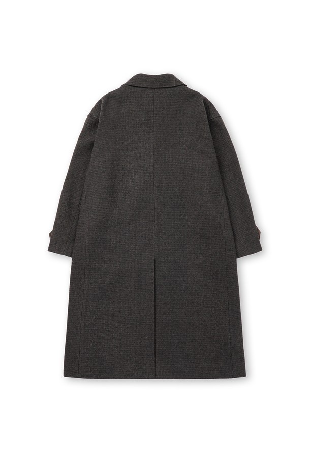 올리브와 오렌지 컬러의 맥시 체크 코트입니다. 울과 폴리에스터 혼방 소재로 제작되어 부드러운 촉감과 두꺼운 두께감을 자랑하며, 가을과 겨울에 따뜻하게 착용할 수 있습니다. 더블 버튼, 오버핏 디자인으로 클래식하면서도 모던한 스타일을 연출하며, 헤링본 체크 패턴이 세련된 느낌을 더합니다. 스탠드업 칼라, 너트 단추, 스웨이드 터치 배색 디테일이 돋보이는 더블 코트로, 출근룩, 모임룩, 데이트룩 등 다양한 TPO에 활용 가능하며, 미니멀, 시크 스타일을 즐기는 남성분들께 추천합니다. 안감은 폴리에스터와 큐프라로 마감되었습니다.
