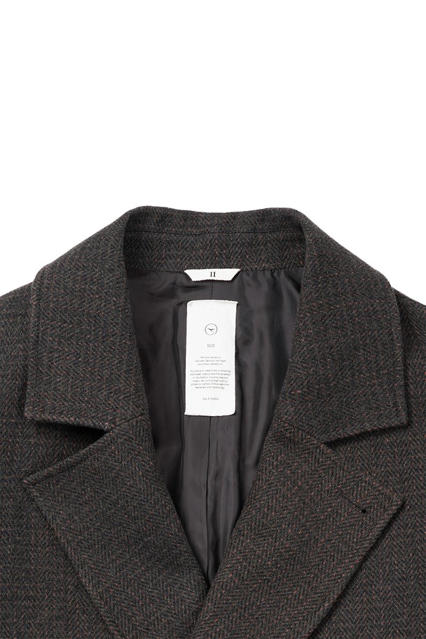 올리브와 오렌지 컬러의 맥시 체크 코트입니다. 울과 폴리에스터 혼방 소재로 제작되어 부드러운 촉감과 두꺼운 두께감을 자랑하며, 가을과 겨울에 따뜻하게 착용할 수 있습니다. 더블 버튼, 오버핏 디자인으로 클래식하면서도 모던한 스타일을 연출하며, 헤링본 체크 패턴이 세련된 느낌을 더합니다. 스탠드업 칼라, 너트 단추, 스웨이드 터치 배색 디테일이 돋보이는 더블 코트로, 출근룩, 모임룩, 데이트룩 등 다양한 TPO에 활용 가능하며, 미니멀, 시크 스타일을 즐기는 남성분들께 추천합니다. 안감은 폴리에스터와 큐프라로 마감되었습니다.
