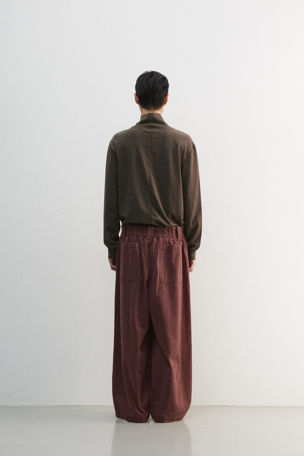 가을, 겨울 시즌, 남성을 위한 크롭 루즈드 터틀넥 티셔츠입니다. 차콜, 네이비 두 가지 멜란지 컬러로 출시되었으며, 베이직하고 미니멀한 스타일을 연출합니다. 부드러운 면 소재에 두꺼운 두께감으로 포근함을 더하고, 8cm 높이의 터틀넥 디자인이 특징입니다. 배색 스티치 포인트와 루즈핏, 긴 소매 기장으로 트렌디함을 강조했으며, 일상 및 출근룩에 활용하기 좋습니다. 기계 세탁이 가능하여 관리가 용이합니다.
