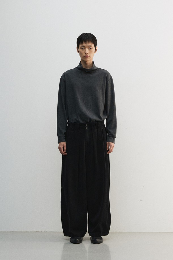 **크롭 루즈드 터틀넥 티셔츠**는 가을, 겨울 시즌에 어울리는 여성 및 남성 공용 티셔츠입니다. 부드러운 면 소재로 제작되었으며, 멜란지 컬러와 배색 스티치 포인트가 특징입니다. 루즈핏 크롭 기장으로 트렌디한 스타일을 연출하며, 8cm 높이의 터틀넥 디자인으로 보온성을 높였습니다. 네이비와 차콜 두 가지 색상으로 출시되었으며, 출근룩과 모임룩, 미니멀, 클래식, 캐주얼 스타일에 모두 잘 어울립니다. 기계 세탁이 가능하여 관리가 용이합니다.
