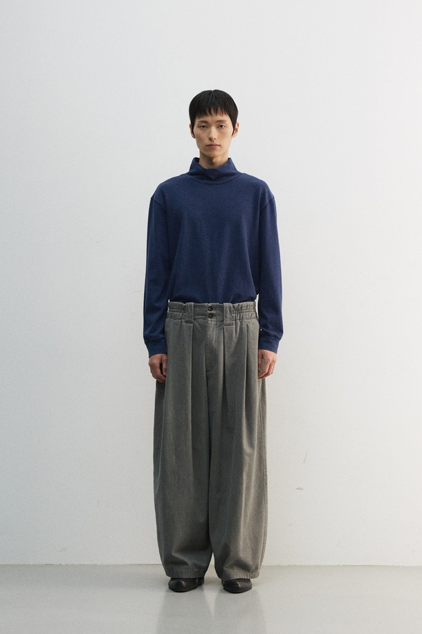 가을, 겨울 시즌에 어울리는 크롭 루즈드 터틀넥 티셔츠입니다. 부드러운 면 소재로 제작되어 편안한 착용감을 선사하며, 멜란지 컬러와 배색 스티치 포인트가 은은한 멋을 더합니다. 8cm 높이의 터틀넥 디자인과 루즈핏으로 트렌디한 스타일을 연출하며, 출근룩이나 모임룩 등 다양한 TPO에 활용 가능합니다. 미니멀, 클래식, 캐주얼 등 어떤 스타일에도 잘 어울리는 활용도 높은 아이템으로, 네이비와 차콜 두 가지 색상으로 만나보세요. 기계세탁이 가능하여 관리가 용이합니다.
