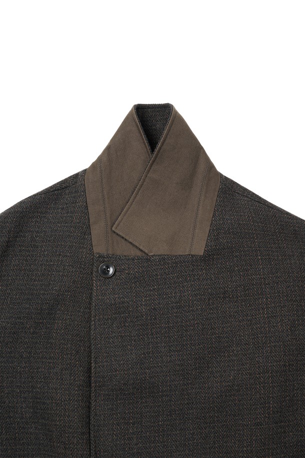 올리브와 오렌지 컬러의 맥시 체크 코트입니다. 울과 폴리에스터 혼방 소재로 제작되어 부드러운 촉감과 두꺼운 두께감을 자랑하며, 가을과 겨울에 따뜻하게 착용할 수 있습니다. 더블 버튼, 오버핏 디자인으로 클래식하면서도 모던한 스타일을 연출하며, 헤링본 체크 패턴이 세련된 느낌을 더합니다. 스탠드업 칼라, 너트 단추, 스웨이드 터치 배색 디테일이 돋보이는 더블 코트로, 출근룩, 모임룩, 데이트룩 등 다양한 TPO에 활용 가능하며, 미니멀, 시크 스타일을 즐기는 남성분들께 추천합니다. 안감은 폴리에스터와 큐프라로 마감되었습니다.
