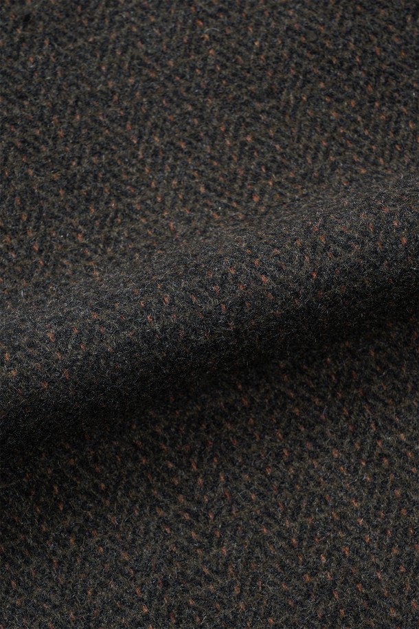 올리브와 오렌지 컬러의 맥시 체크 코트입니다. 울과 폴리에스터 혼방 소재로 제작되어 부드러운 촉감과 두꺼운 두께감을 자랑하며, 가을과 겨울에 따뜻하게 착용할 수 있습니다. 더블 버튼, 오버핏 디자인으로 클래식하면서도 모던한 스타일을 연출하며, 헤링본 체크 패턴이 세련된 느낌을 더합니다. 스탠드업 칼라, 너트 단추, 스웨이드 터치 배색 디테일이 돋보이는 더블 코트로, 출근룩, 모임룩, 데이트룩 등 다양한 TPO에 활용 가능하며, 미니멀, 시크 스타일을 즐기는 남성분들께 추천합니다. 안감은 폴리에스터와 큐프라로 마감되었습니다.
