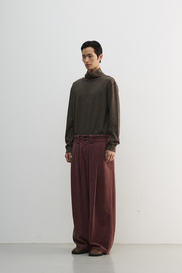 가을, 겨울 시즌, 남성을 위한 크롭 루즈드 터틀넥 티셔츠입니다. 차콜, 네이비 두 가지 멜란지 컬러로 출시되었으며, 베이직하고 미니멀한 스타일을 연출합니다. 부드러운 면 소재에 두꺼운 두께감으로 포근함을 더하고, 8cm 높이의 터틀넥 디자인이 특징입니다. 배색 스티치 포인트와 루즈핏, 긴 소매 기장으로 트렌디함을 강조했으며, 일상 및 출근룩에 활용하기 좋습니다. 기계 세탁이 가능하여 관리가 용이합니다.
