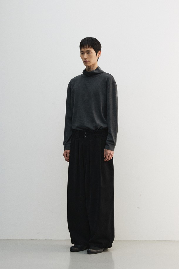 **크롭 루즈드 터틀넥 티셔츠**는 가을, 겨울 시즌에 어울리는 여성 및 남성 공용 티셔츠입니다. 부드러운 면 소재로 제작되었으며, 멜란지 컬러와 배색 스티치 포인트가 특징입니다. 루즈핏 크롭 기장으로 트렌디한 스타일을 연출하며, 8cm 높이의 터틀넥 디자인으로 보온성을 높였습니다. 네이비와 차콜 두 가지 색상으로 출시되었으며, 출근룩과 모임룩, 미니멀, 클래식, 캐주얼 스타일에 모두 잘 어울립니다. 기계 세탁이 가능하여 관리가 용이합니다.
