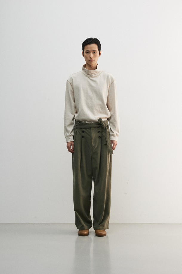 **크롭 루즈드 터틀넥 티셔츠**는 베이직하면서도 미니멀한 스타일을 추구하는 분들을 위한 아이템입니다. 가을, 겨울 시즌에 어울리는 부드러운 면 소재로 제작되었으며, 멜란지 베이지 컬러가 은은한 분위기를 자아냅니다. 루즈핏과 크롭 기장으로 트렌디함을 더하고, 배색 스티치 포인트가 밋밋함을 덜어줍니다. 터틀넥 디자인으로 보온성을 높였으며, 출근룩과 모임룩 등 다양한 TPO에 활용 가능합니다.
