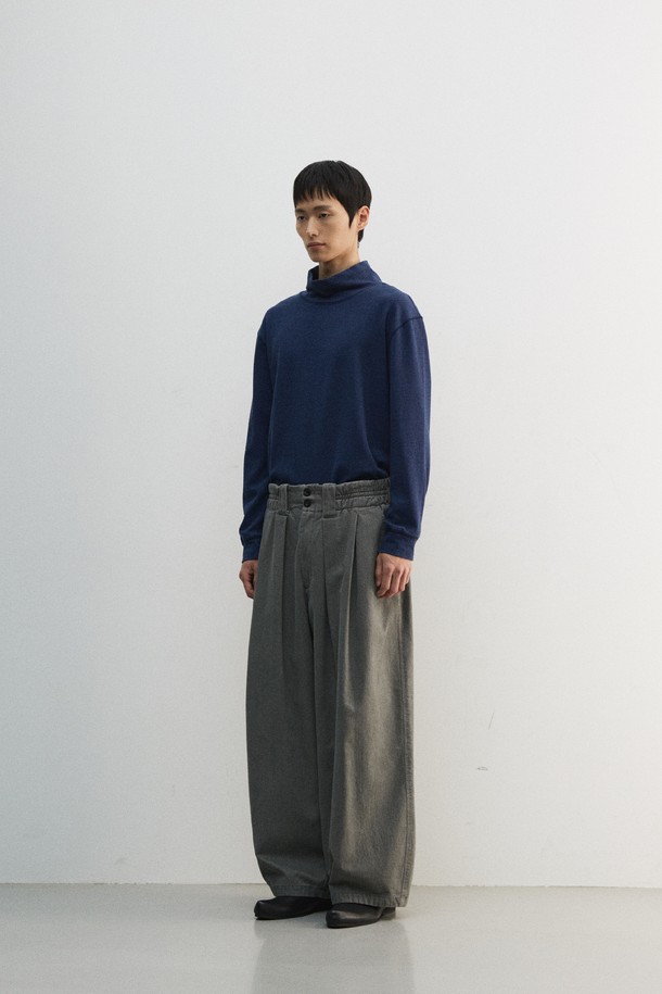 가을, 겨울 시즌에 어울리는 크롭 루즈드 터틀넥 티셔츠입니다. 부드러운 면 소재로 제작되어 편안한 착용감을 선사하며, 멜란지 컬러와 배색 스티치 포인트가 은은한 멋을 더합니다. 8cm 높이의 터틀넥 디자인과 루즈핏으로 트렌디한 스타일을 연출하며, 출근룩이나 모임룩 등 다양한 TPO에 활용 가능합니다. 미니멀, 클래식, 캐주얼 등 어떤 스타일에도 잘 어울리는 활용도 높은 아이템으로, 네이비와 차콜 두 가지 색상으로 만나보세요. 기계세탁이 가능하여 관리가 용이합니다.
