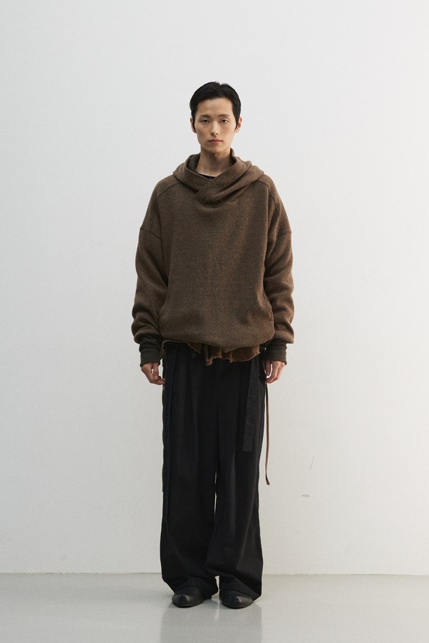 부드러운 울과 폴리에스테르 혼방 소재로 제작된 바라클라바 후디입니다. 멜란지 브라운 컬러와 골지 패턴이 포근하고 따뜻한 느낌을 주며, 가을, 겨울철에 착용하기 좋습니다. 루즈핏으로 편안한 착용감을 선사하며, 핑거홀과 배색 디테일이 돋보입니다. 후드가 있어 보온성을 높였으며, 집콕룩, 산책룩, 여행룩 등 다양한 TPO에 캐주얼, 미니멀, 스포티한 스타일로 활용하기 좋습니다. 두꺼운 두께감으로 추운 날씨에도 든든하게 몸을 감싸줍니다.
