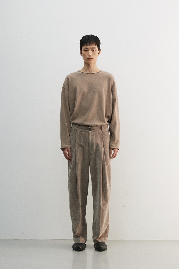 부드러운 벨벳 터치감과 컷오프 디테일이 돋보이는 "벨베티 컷 오프 롱 슬리브"입니다. 면 소재로 제작되어 사계절 내내 편안하게 착용 가능하며, 라운드넥과 레귤러핏으로 미니멀하고 베이직한 스타일을 연출합니다. 가먼트 워싱 처리로 자연스러운 멋을 더했으며, 어깨 제감 바인딩과 체인스티치 마감으로 튼튼하게 제작되었습니다. 출근룩이나 모임룩 등 다양한 TPO에 활용 가능하며, 미니멀, 클래식, 캐주얼 스타일을 즐겨 입는 분들께 추천합니다. 색상은 브라운입니다.
