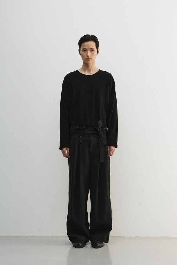 벨베티 컷 오프 롱 슬리브는 부드러운 벨벳 터치감으로 포근한 착용감을 선사합니다. 가먼트 워싱 처리로 자연스러운 멋을 더했으며, 컷오프 디테일과 어깨 제감 바인딩, 체인스티치로 포인트를 주어 미니멀하면서도 개성 있는 스타일을 연출합니다. 사계절 내내 활용 가능한 두꺼운 면 소재의 레귤러핏 티셔츠로, 출근룩이나 모임룩 등 다양한 TPO에 맞춰 클래식하고 캐주얼하게 스타일링할 수 있습니다. 라운드넥 디자인과 무지 패턴의 블랙 컬러는 어떤 코디에도 쉽게 매치되어 활용도가 높습니다.
