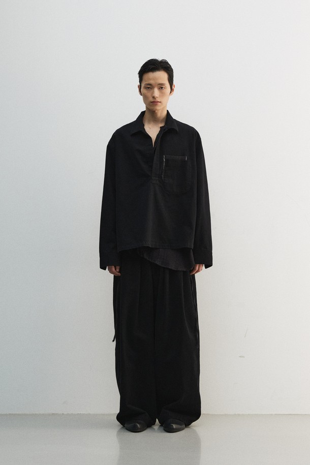 도트 패치 풀오버 셔츠는 튜닉 셔츠를 기반으로 한 젠더리스 디자인의 풀오버 셔츠입니다. 봄, 가을에 어울리는 두꺼운 면 소재로 제작되었으며, 블랙 컬러에 도트 패턴이 특징입니다. 루즈핏으로 편안함을 강조하며, 브이넥 디자인이 시원한 느낌을 줍니다. 피그먼트 염색, 기모 처리, 가먼트 워싱으로 독특한 질감을 살렸으며, 레이어드 스타일링에 용이하여 데이트룩, 모임룩, 캐주얼, 미니멀, 클래식 스타일 연출에 활용하기 좋습니다.
