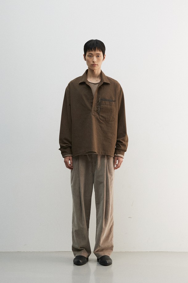 **도트 패치 풀오버 셔츠**는 남녀 모두 착용 가능한 캐주얼, 미니멀 스타일의 긴소매 셔츠입니다. 브라운 컬러의 면 소재로 제작되었으며, 튜닉 셔츠 스타일과 풀오버 디자인이 특징입니다. 뻣뻣한 촉감과 두꺼운 두께감으로 봄, 가을에 적합하며, 오버핏으로 편안하게 착용할 수 있습니다. 도트 무늬가 돋보이며, 앞 중심이 깊게 파인 브이넥 디자인으로 레이어드하여 다양한 스타일을 연출할 수 있습니다. 피그먼트 염색 기법을 사용하여 빈티지한 느낌을 더했습니다.
