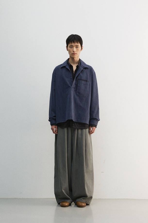 네이비 컬러의 도트 패턴이 돋보이는 젠더리스 풀오버 셔츠입니다. 봄, 가을에 어울리는 두꺼운 면 소재로 제작되어 뻣뻣한 촉감이 특징이며, 튜닉 형태와 크롭 기장으로 레이어드 스타일을 연출하기 좋습니다. 앞 중심 깊게 파인 디자인과 기모 처리, 피그먼트 워싱으로 빈티지한 멋을 더했습니다. 캐주얼, 클래식, 미니멀 스타일을 즐겨 입는 분들께 출근룩으로 추천하는 아이템입니다. 단추 없이 편안하게 착용할 수 있습니다.
