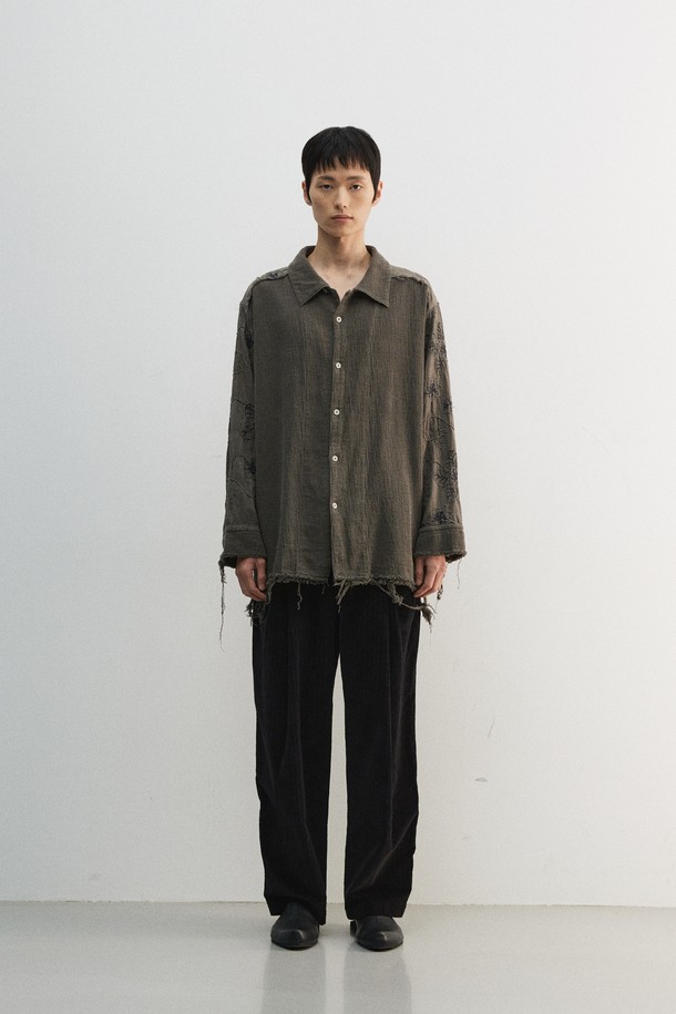 가을, 데이트룩을 위한 빈티지 무드의 다잉 플라워 셔츠입니다. 차이나칼라와 레귤러핏으로 클래식, 캐주얼, 레트로 스타일을 모두 소화합니다. 면 소재에 도톰한 두께감으로 제작되었으며, 가먼트 피그먼트 다잉 처리와 바이오 워싱을 통해 독특한 촉감을 선사합니다. 플라워 패턴과 컷오프, 올풀림 디테일이 돋보이며, 너트 단추를 사용하여 빈티지한 멋을 더했습니다. 긴 소매 기장의 레귤러핏 셔츠로, 어떤 하의와도 멋스럽게 어울립니다.
