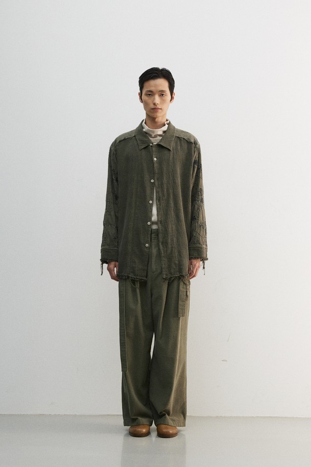 빈티지 무드의 다잉 플라워 셔츠입니다. 오프화이트 컬러 바탕에 플라워 패턴이 돋보이며, 가을에 어울리는 도톰한 두께감으로 제작되었습니다. 가먼트 피그먼트 다잉 처리와 바이오 워싱을 통해 독특한 촉감을 선사하며, 컷오프 및 올풀림 디테일로 유니크한 멋을 더했습니다. 레귤러핏으로 제작되어 편안하며, 너트 단추와 셔츠칼라 디자인으로 클래식하면서도 레트로한 스타일을 연출합니다. 데이트룩, 모임룩, 여행룩 등 다양한 TPO에 활용할 수 있는 캐주얼 셔츠입니다.
