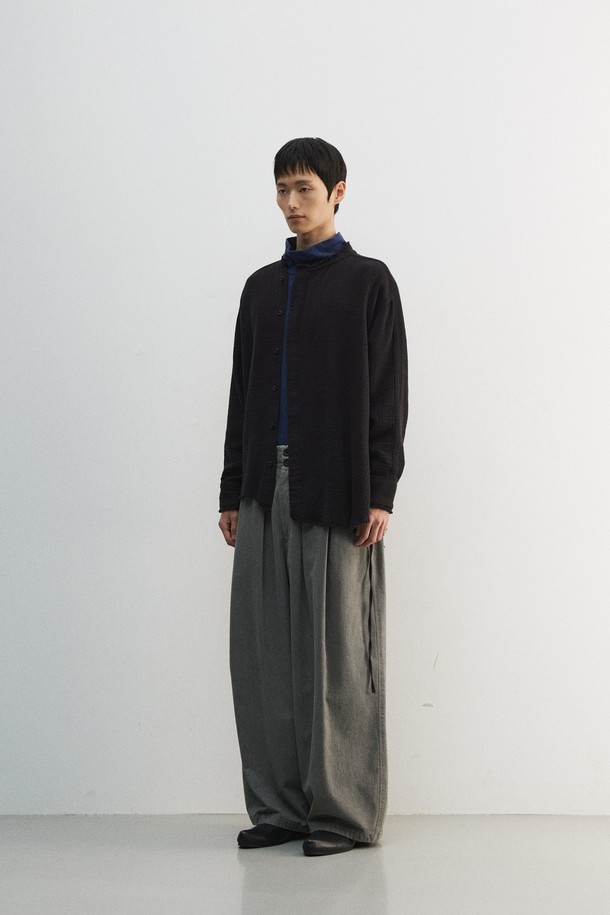 부드러운 면 소재의 거즈 이중직으로 제작되어 편안한 착용감을 선사하는 롱 셔츠입니다. 미니멀한 무드를 연출하며, 봄, 여름, 가을 세 계절 모두 활용 가능합니다. 차이나 칼라와 히든 버튼 여밈, 롱 기장으로 세련된 핏을 완성합니다. 불규칙 컷오프 마감과 레이어드 스타일, 스트링 여밈 디테일이 돋보입니다. 데이트룩, 모임룩 등 다양한 TPO에 미니멀, 클래식, 캐주얼 스타일로 연출하기 좋습니다.
