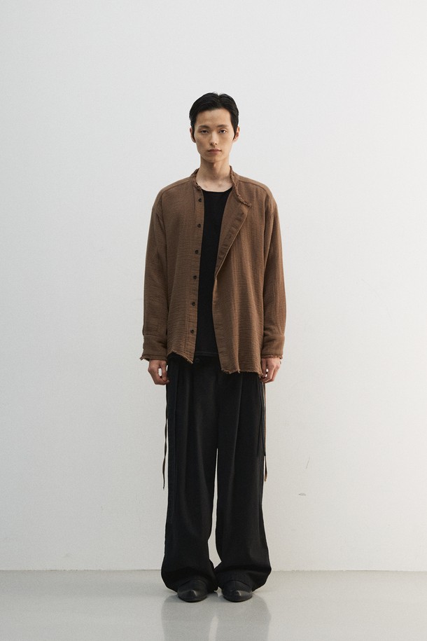 부드러운 면 소재의 거즈 레이어드 롱 셔츠입니다. 브라운 컬러의 셔츠로, 봄, 가을에 착용하기 좋습니다. 얇은 두께감과 레귤러핏으로 편안한 착용감을 선사하며, 베이직하고 캐주얼한 스타일을 연출합니다. 차이나칼라와 긴 소매, 히든버튼 여밈 방식이 특징이며, 이중직 거즈 소재와 불규칙 컷오프 마감, 동양적 여밈 방식, 스트링 디테일로 포인트를 더했습니다. 캐주얼, 미니멀, 클래식 스타일을 즐기는 남성분들께 추천합니다.
