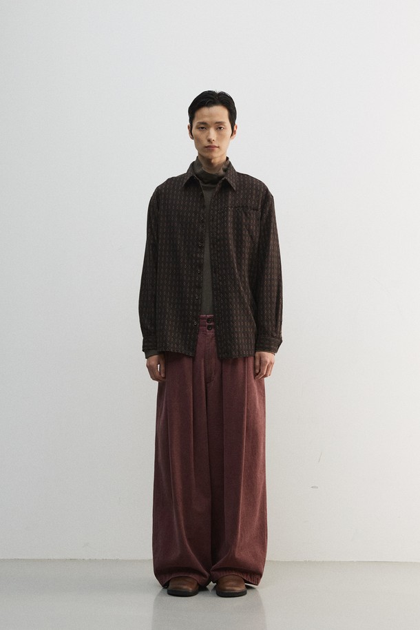 블랙 컬러의 울 자카드 셔츠입니다. 두꺼운 울 소재로 제작되어 겨울철에도 포근하게 착용할 수 있으며, 클래식한 스타일을 연출합니다. 플라워 자카드 패턴이 돋보이며, 차이나칼라와 긴 소매 기장으로 디자인되었습니다. 가먼트 워싱 처리하여 수축률을 안정화했고, 슬릿 체스트 포켓과 볼펜꽂이 기능을 더했습니다. 스탠다드핏 또는 루즈핏으로, 비즈니스 캐주얼 및 모임룩에 적합합니다.
