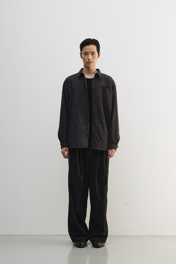 울 자카드 셔츠는 클래식하고 베이직한 스타일을 추구하는 남성들을 위한 겨울철 필수 아이템입니다. 블랙과 차콜 두 가지 색상으로 출시되었으며, 울 100% 소재로 제작되어 포근한 촉감을 선사합니다. 가먼트 워싱 처리를 통해 수축률을 안정화했으며, 슬릿 체스트 포켓과 볼펜꽂이 기능을 더하여 실용성을 높였습니다. 스탠다드핏 또는 루즈핏으로, 비즈니스 캐주얼, 출근룩, 모임룩 등 다양한 TPO에 활용 가능합니다. 자카드 플라워 패턴과 칼라 디자인이 돋보이는 긴 소매 셔츠로, 미니멀하고 시크한 스타일을 완성해보세요.
