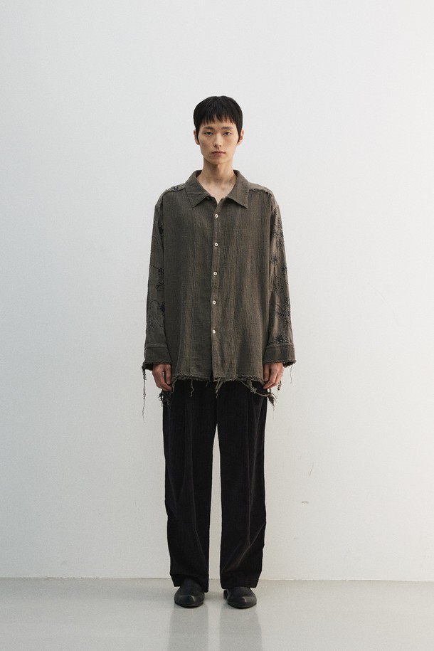 세련된 남성 출근룩을 완성하는 투 턱 코듀로이 팬츠입니다. 부드러운 코듀로이, 면, 폴리우레탄 혼방 소재로 제작되어 가을과 겨울, 따뜻하고 편안한 착용감을 선사합니다. 클래식하고 캐주얼한 무드를 넘나드는 벌룬핏과 무지 디자인은 미니멀한 스타일을 연출하며, 투 턱 디테일이 은은한 포인트를 더합니다. YKK 금속 지퍼, 소뿔 단추, 후면 비대칭 포켓, 가먼트 워싱 처리 등 섬세한 마감으로 완성도를 높였습니다. 블랙 컬러의 루즈핏 긴바지로, 어떤 상의와도 매치하기 용이합니다.
