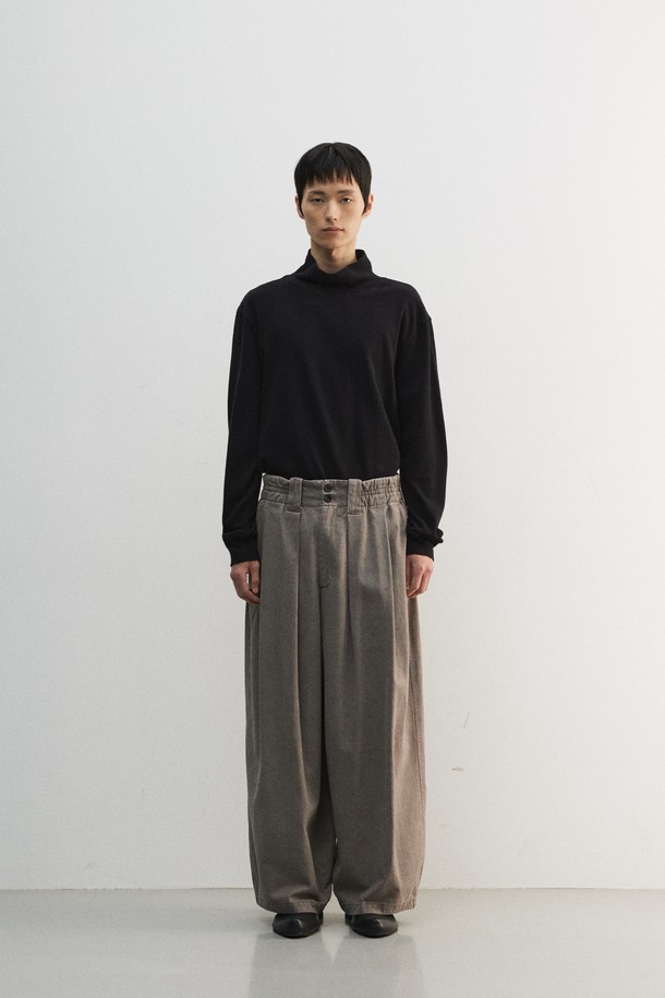 부드러운 면 소재에 도톰한 두께감으로 제작된 남성용 "문 자" 팬츠입니다. 그레이 컬러의 무지 디자인으로 미니멀하고 모던한 스타일을 연출하며, 편안한 루즈핏과 와이드, 벌룬핏의 조화로 트렌디함을 더했습니다. 피그먼트 염색, 바이오 워싱 가공, 2차 가먼트 워싱을 거쳐 빈티지한 매력을 살렸으며, 부드러운 촉감으로 편안한 착용감을 선사합니다. 소뿔 단추와 YKK 나일론 지퍼, 크롭 기장으로 디테일을 더해 산책룩, 집콕룩, 캐주얼, 클래식 등 다채로운 스타일링을 완성할 수 있습니다.
