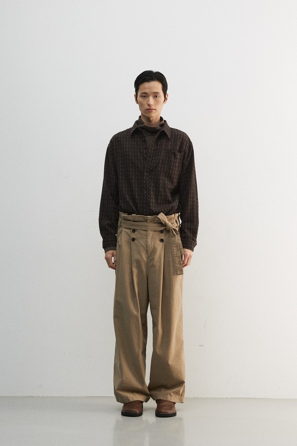 부드러운 면 소재의 슬럽 플리츠 벨티드 팬츠입니다. 빈티지하고 캐주얼한 스타일을 연출하기 좋으며, 봄, 가을에 착용하기 적합합니다. 루즈핏 와이드 레그 디자인으로 편안한 착용감을 선사하며, 벨트가 포함되어 있어 허리 라인을 잡아줍니다. 6개의 단추 디테일과 YKK 스냅 여밈, 가먼트 워싱 처리를 통해 완성도를 높였습니다. 베이지 컬러의 긴바지로, 일상생활에서 폭넓게 활용할 수 있습니다.
